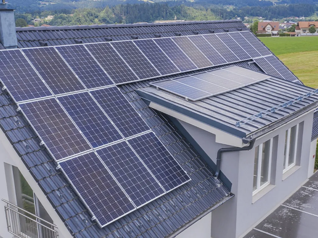 Photovoltaikanlage auf einem Dach in Oberösterreich
