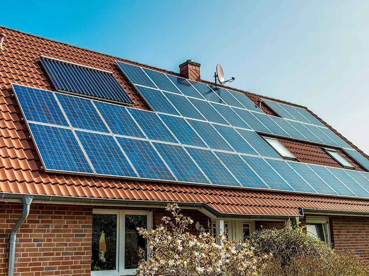 PV-Anlage auf dem Ziegeldach eines Einfamilienhauses